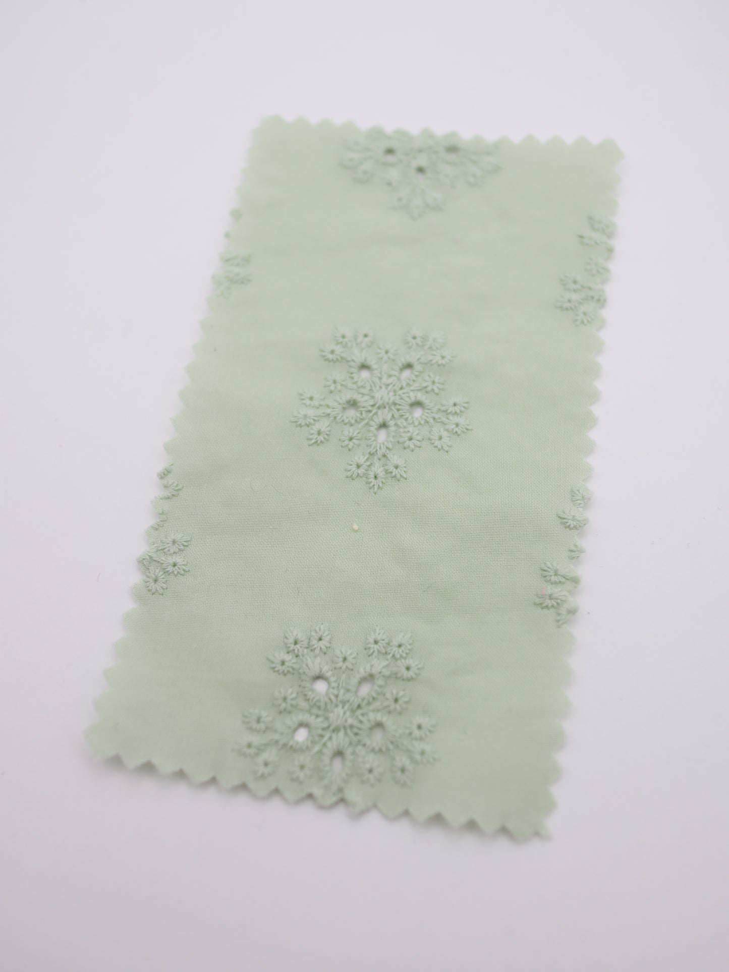 綿100%・アイレットフラワー刺繍ローン生地｜【生地幅】約132センチ 【混率】綿100％｜春夏ブラウス・ワンピース・子供服向け