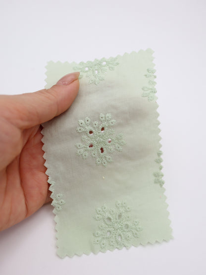 綿100%・アイレットフラワー刺繍ローン生地｜【生地幅】約132センチ 【混率】綿100％｜春夏ブラウス・ワンピース・子供服向け