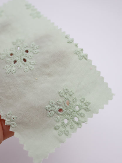 綿100%・アイレットフラワー刺繍ローン生地｜【生地幅】約132センチ 【混率】綿100％｜春夏ブラウス・ワンピース・子供服向け