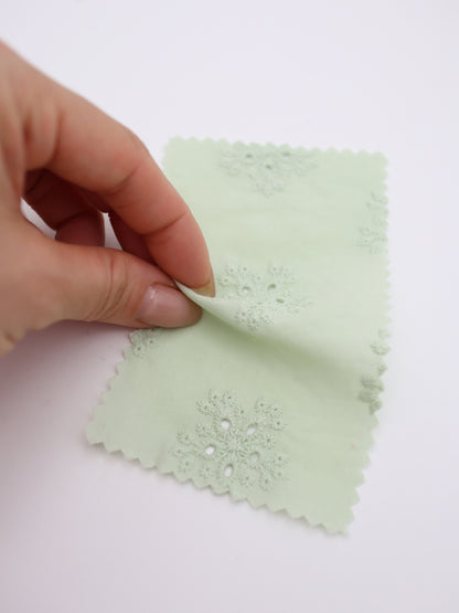 綿100%・アイレットフラワー刺繍ローン生地｜【生地幅】約132センチ 【混率】綿100％｜春夏ブラウス・ワンピース・子供服向け