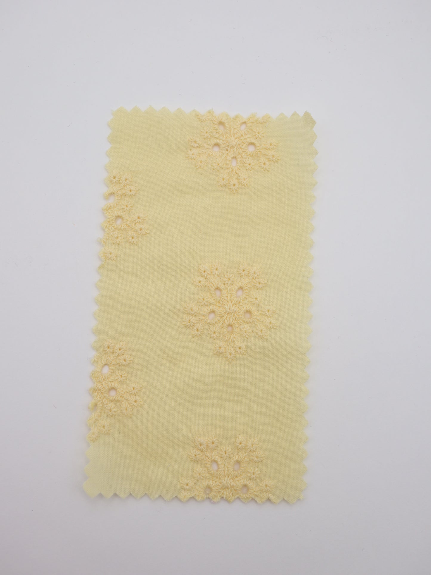綿100%・アイレットフラワー刺繍ローン生地｜【生地幅】約132センチ 【混率】綿100％｜春夏ブラウス・ワンピース・子供服向け