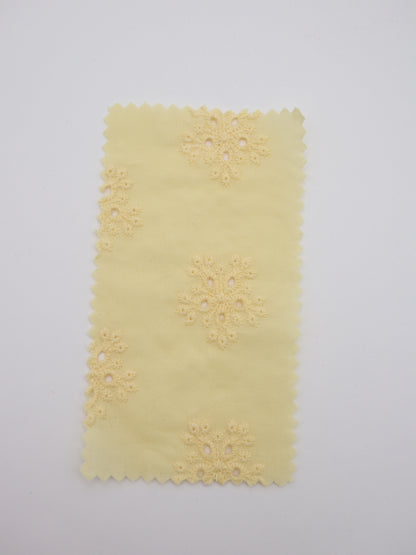 綿100%・アイレットフラワー刺繍ローン生地｜【生地幅】約132センチ 【混率】綿100％｜春夏ブラウス・ワンピース・子供服向け