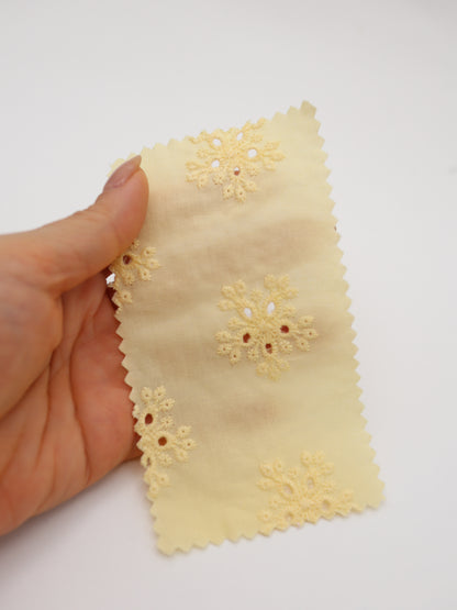 綿100%・アイレットフラワー刺繍ローン生地｜【生地幅】約132センチ 【混率】綿100％｜春夏ブラウス・ワンピース・子供服向け