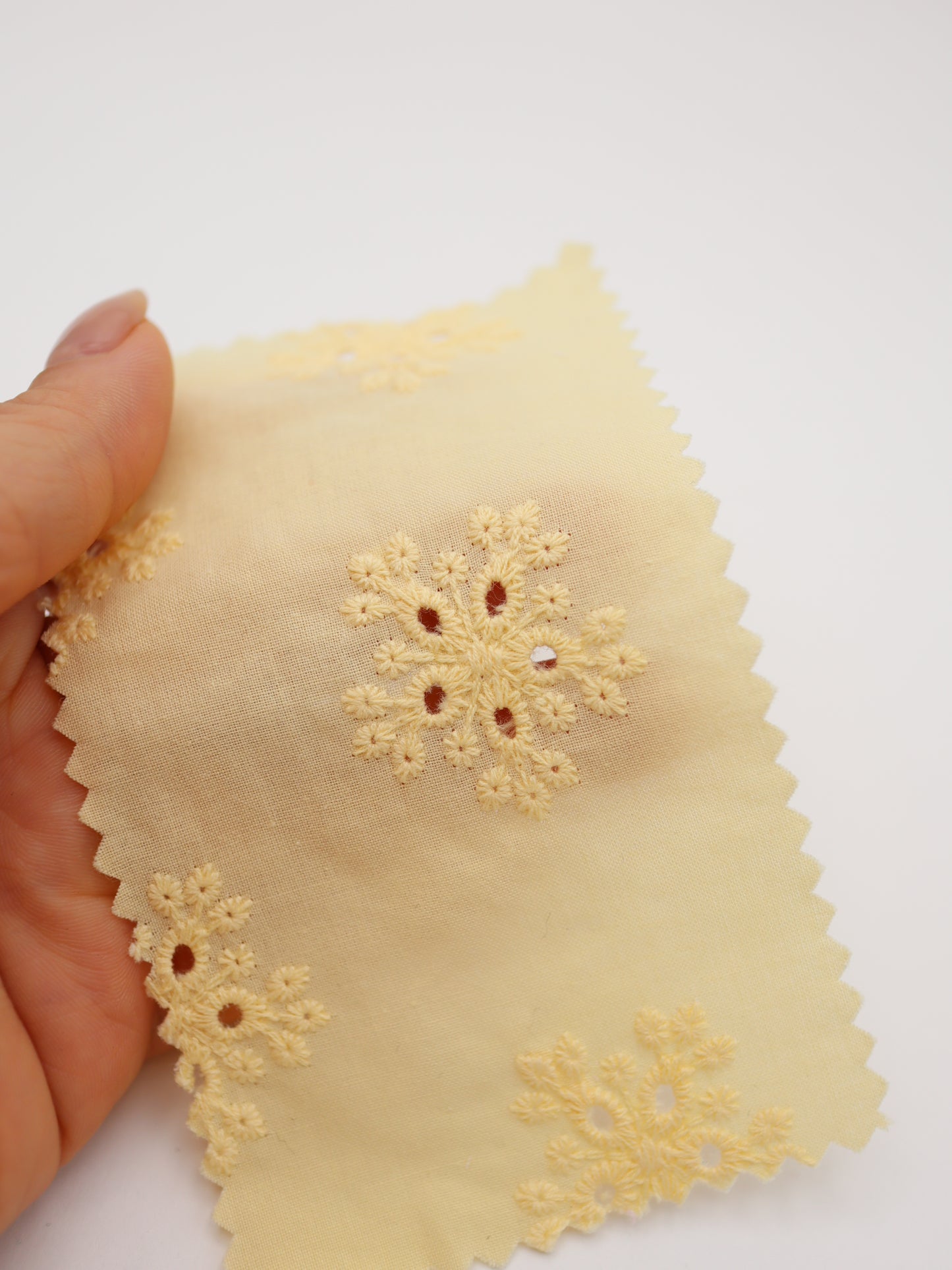 綿100%・アイレットフラワー刺繍ローン生地｜【生地幅】約132センチ 【混率】綿100％｜春夏ブラウス・ワンピース・子供服向け