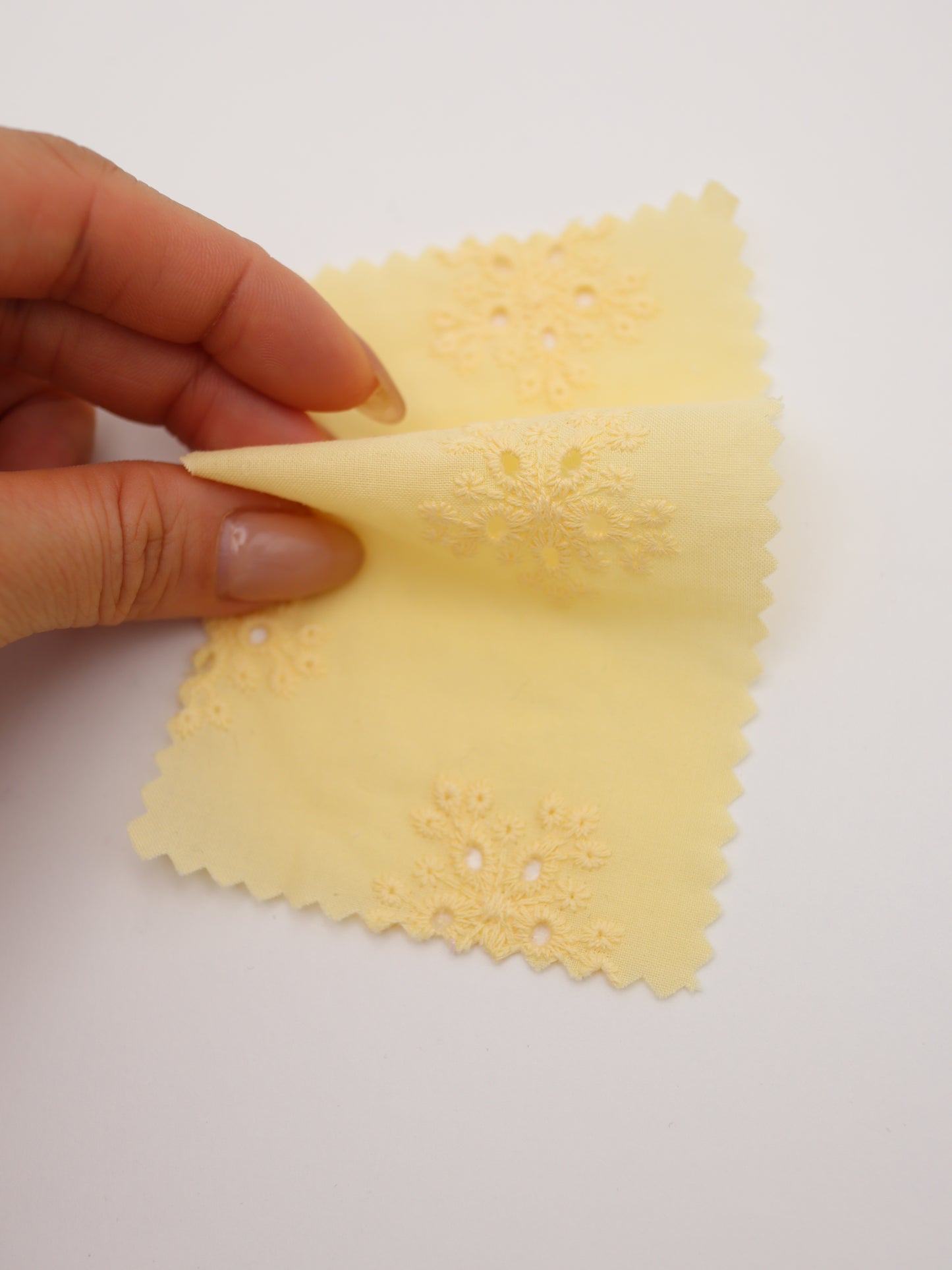 綿100%・アイレットフラワー刺繍ローン生地｜【生地幅】約132センチ 【混率】綿100％｜春夏ブラウス・ワンピース・子供服向け