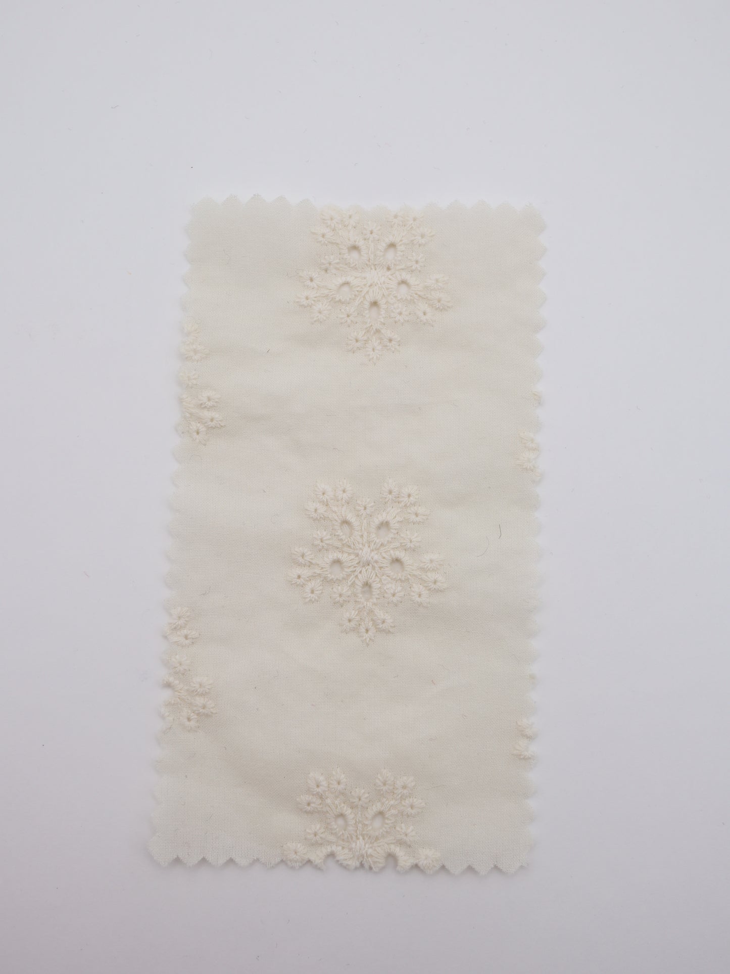 綿100%・アイレットフラワー刺繍ローン生地｜【生地幅】約132センチ 【混率】綿100％｜春夏ブラウス・ワンピース・子供服向け