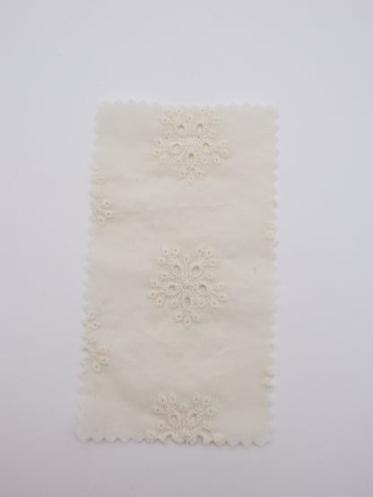 綿100%・アイレットフラワー刺繍ローン生地｜【生地幅】約132センチ 【混率】綿100％｜春夏ブラウス・ワンピース・子供服向け