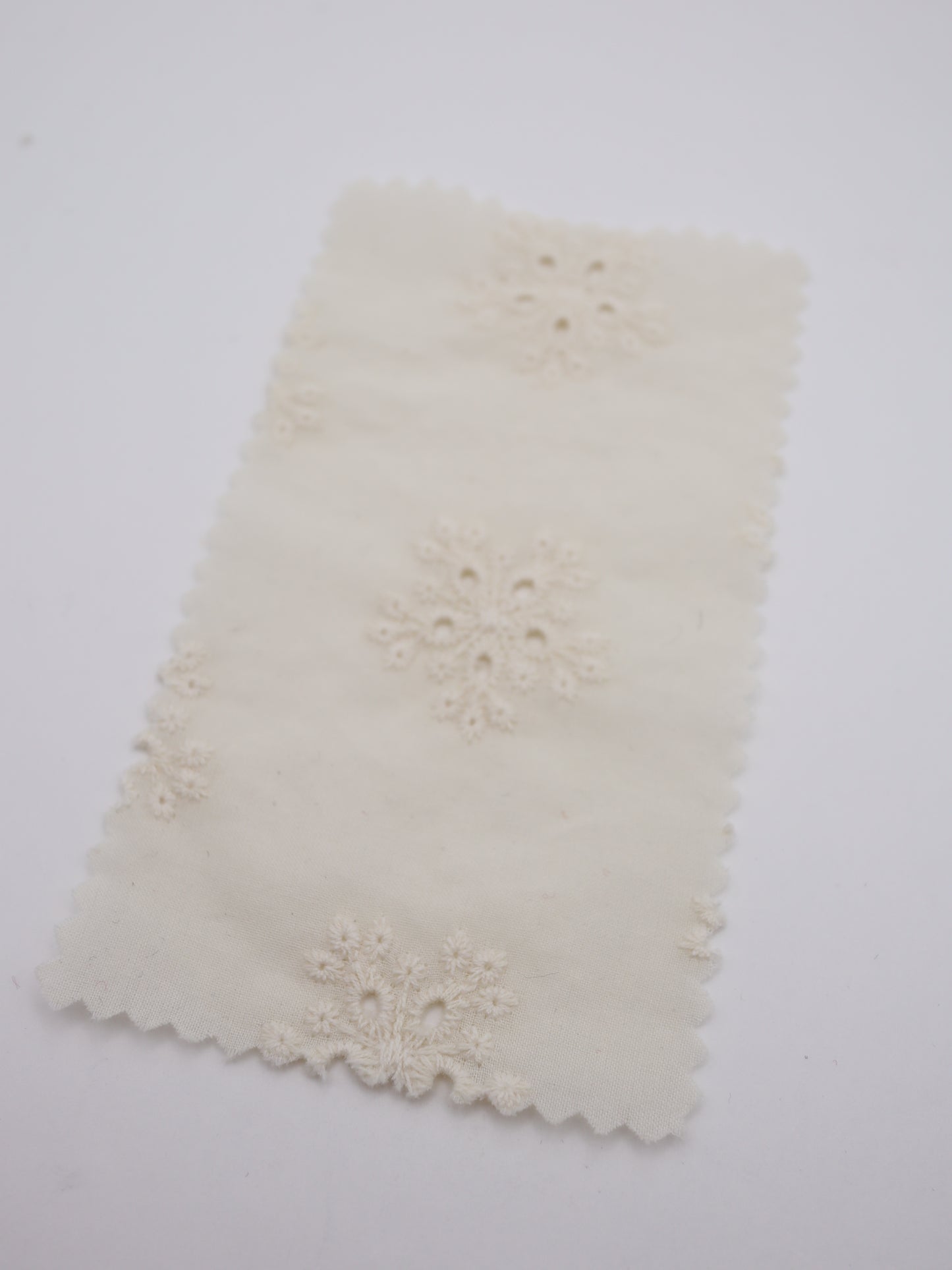 綿100%・アイレットフラワー刺繍ローン生地｜【生地幅】約132センチ 【混率】綿100％｜春夏ブラウス・ワンピース・子供服向け
