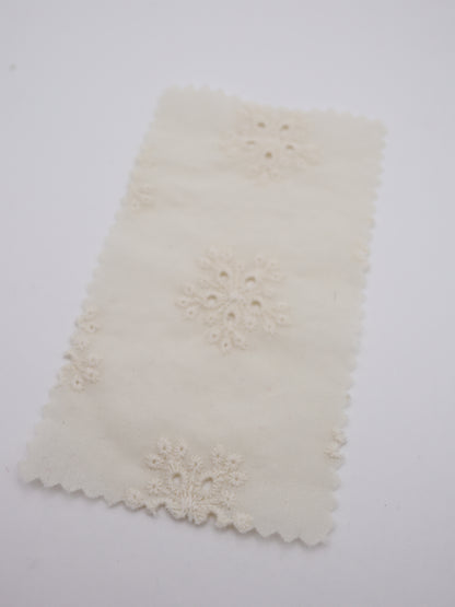 綿100%・アイレットフラワー刺繍ローン生地｜【生地幅】約132センチ 【混率】綿100％｜春夏ブラウス・ワンピース・子供服向け