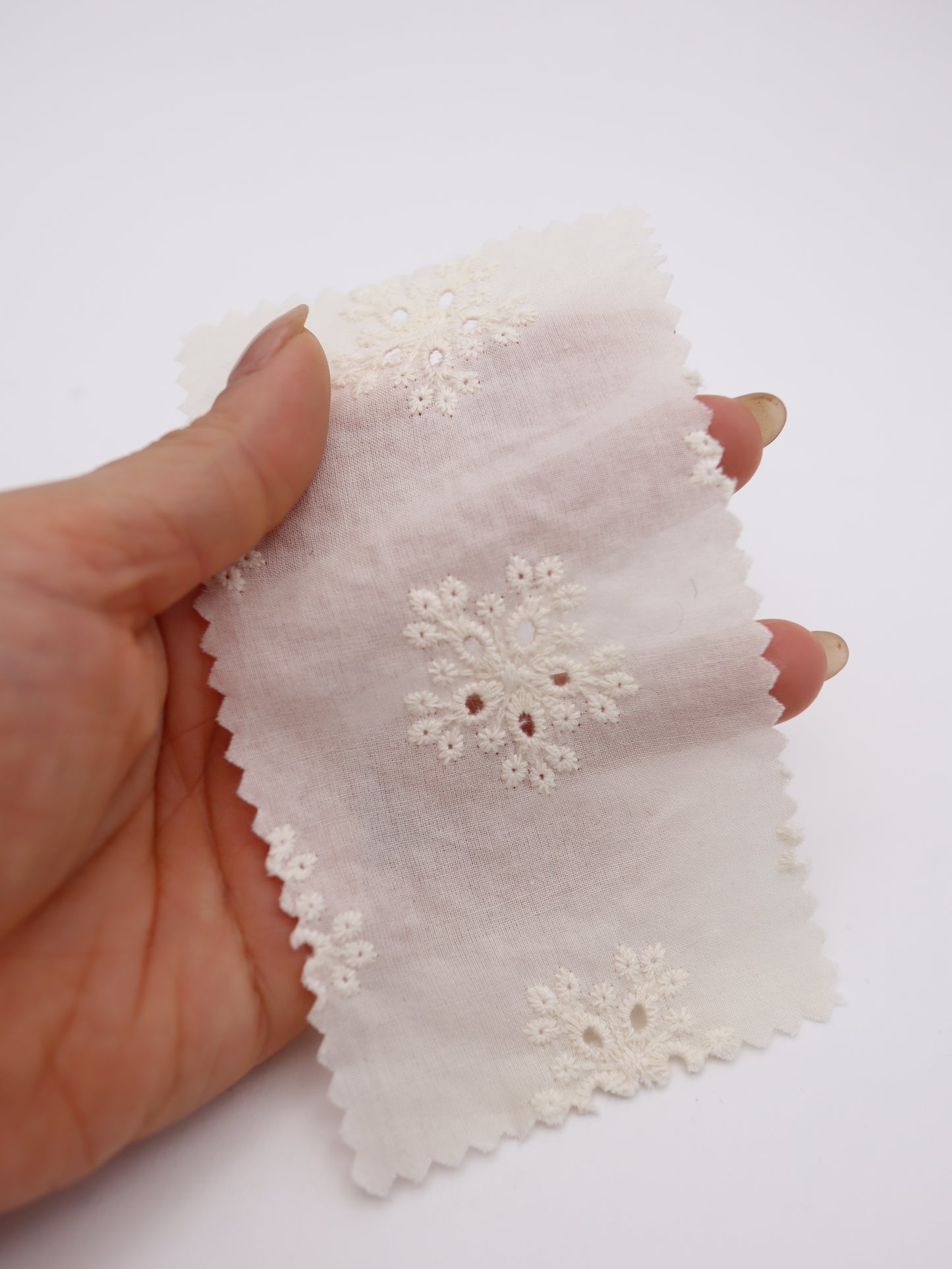 綿100%・アイレットフラワー刺繍ローン生地｜【生地幅】約132センチ 【混率】綿100％｜春夏ブラウス・ワンピース・子供服向け