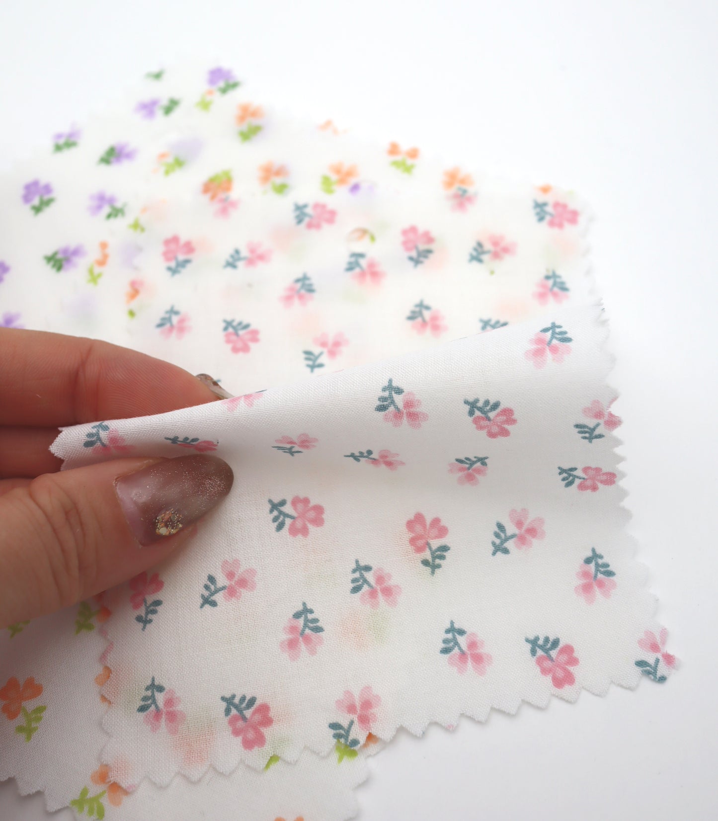 【25SS-259】小花柄プリント綿ローン　/0.5ｙあたり = ～625円