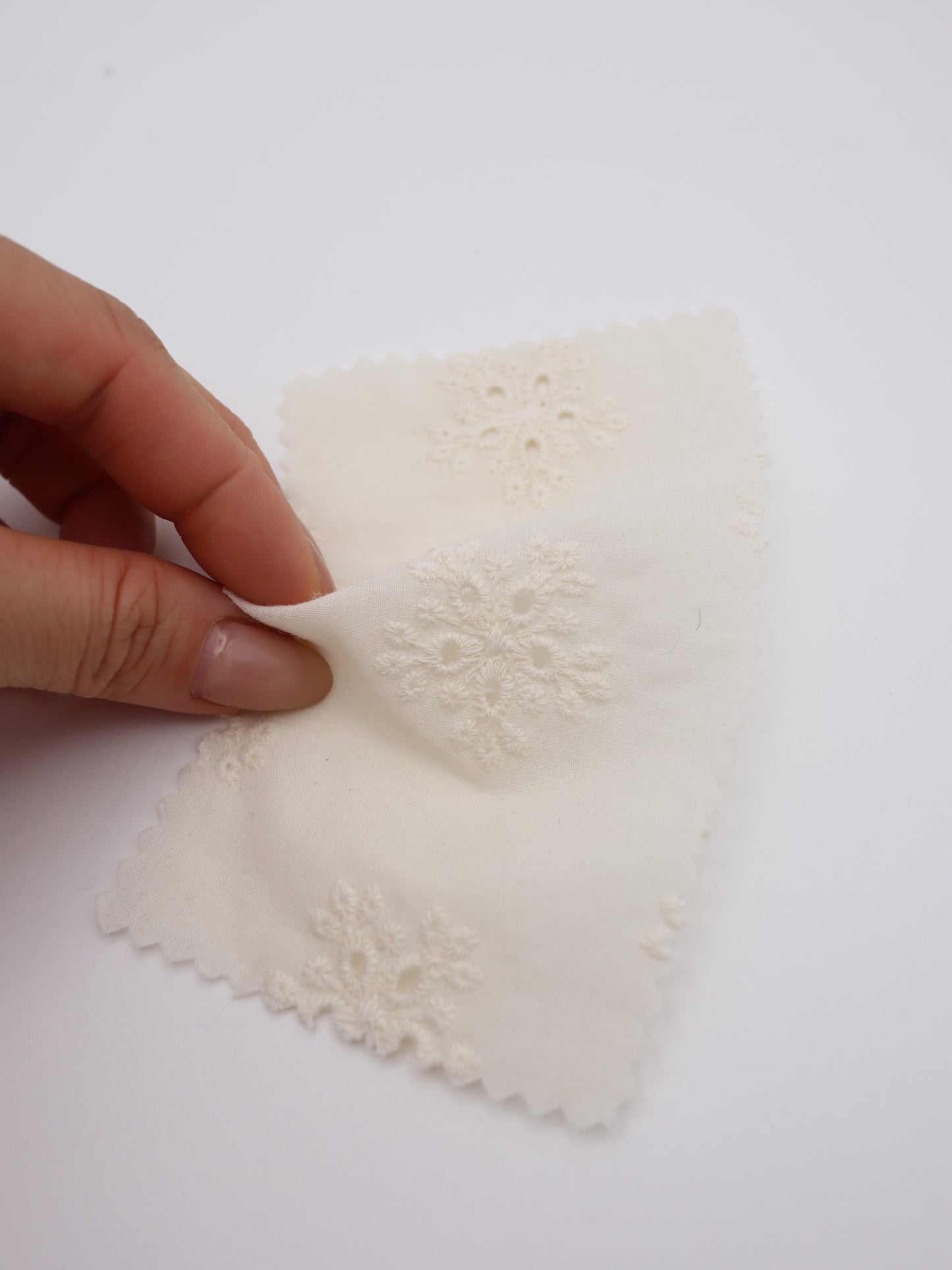 綿100%・アイレットフラワー刺繍ローン生地｜【生地幅】約132センチ 【混率】綿100％｜春夏ブラウス・ワンピース・子供服向け