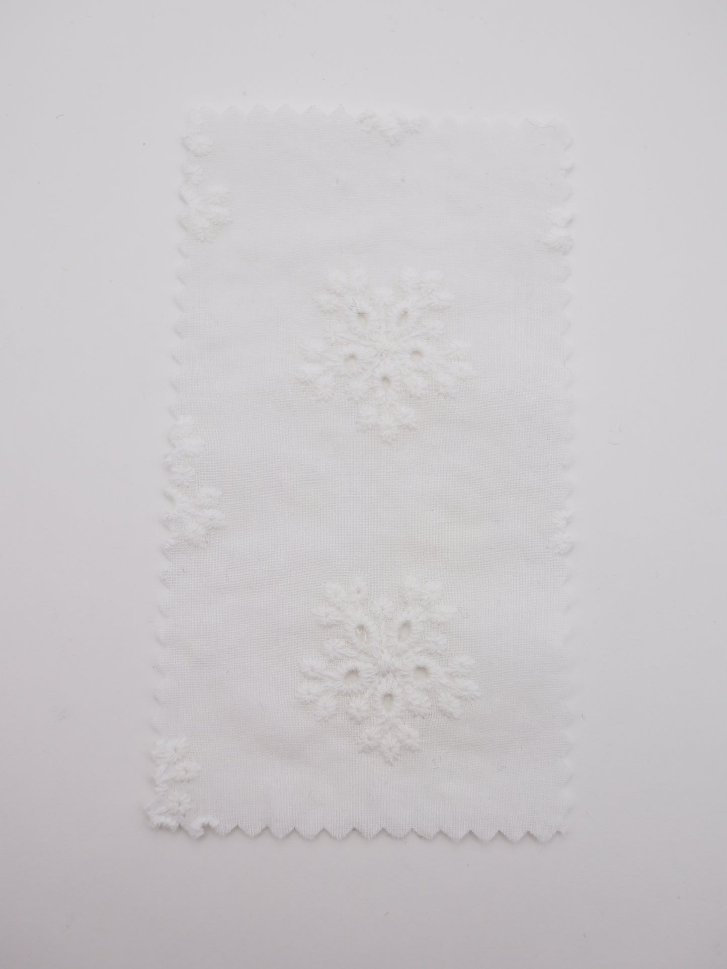 綿100%・アイレットフラワー刺繍ローン生地｜【生地幅】約132センチ 【混率】綿100％｜春夏ブラウス・ワンピース・子供服向け