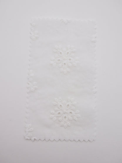綿100%・アイレットフラワー刺繍ローン生地｜【生地幅】約132センチ 【混率】綿100％｜春夏ブラウス・ワンピース・子供服向け
