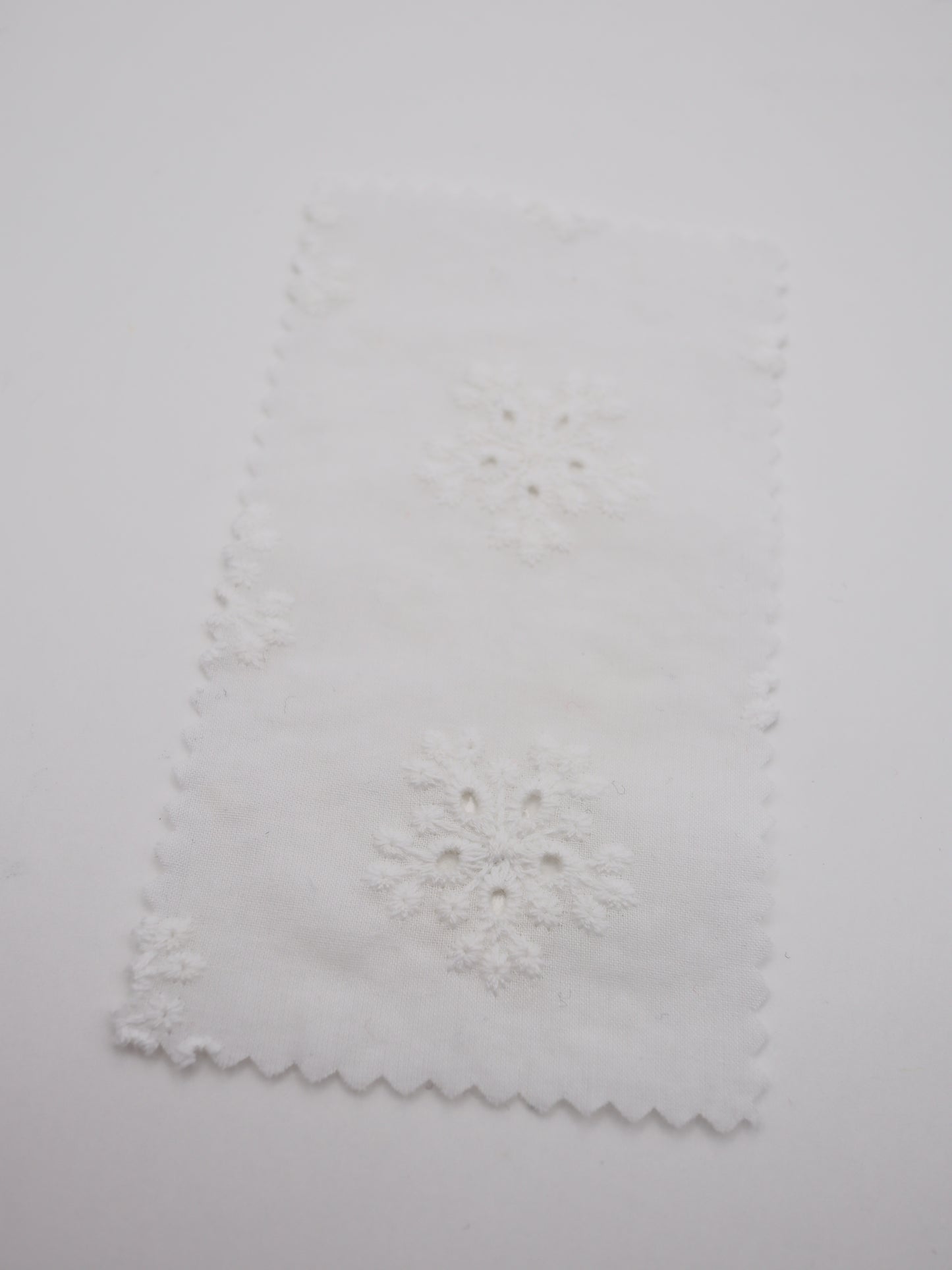 綿100%・アイレットフラワー刺繍ローン生地｜【生地幅】約132センチ 【混率】綿100％｜春夏ブラウス・ワンピース・子供服向け