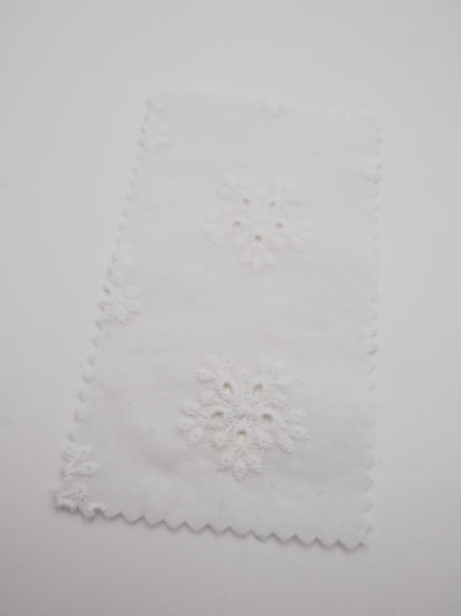 綿100%・アイレットフラワー刺繍ローン生地｜【生地幅】約132センチ 【混率】綿100％｜春夏ブラウス・ワンピース・子供服向け