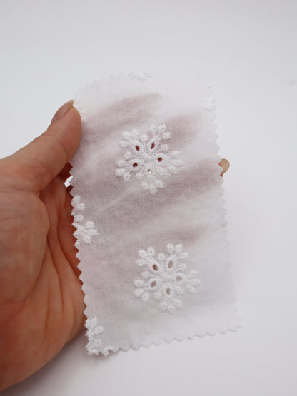 綿100%・アイレットフラワー刺繍ローン生地｜【生地幅】約132センチ 【混率】綿100％｜春夏ブラウス・ワンピース・子供服向け