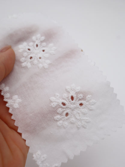 綿100%・アイレットフラワー刺繍ローン生地｜【生地幅】約132センチ 【混率】綿100％｜春夏ブラウス・ワンピース・子供服向け