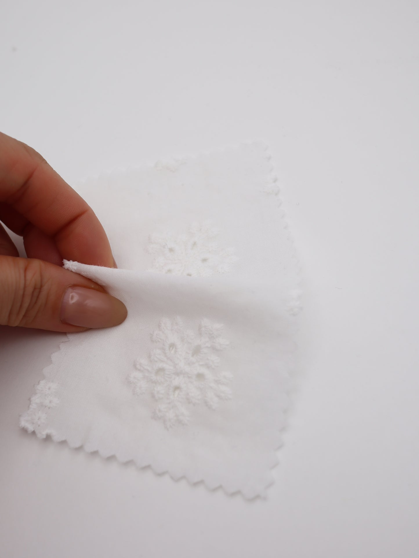 綿100%・アイレットフラワー刺繍ローン生地｜【生地幅】約132センチ 【混率】綿100％｜春夏ブラウス・ワンピース・子供服向け