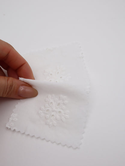 綿100%・アイレットフラワー刺繍ローン生地｜【生地幅】約132センチ 【混率】綿100％｜春夏ブラウス・ワンピース・子供服向け