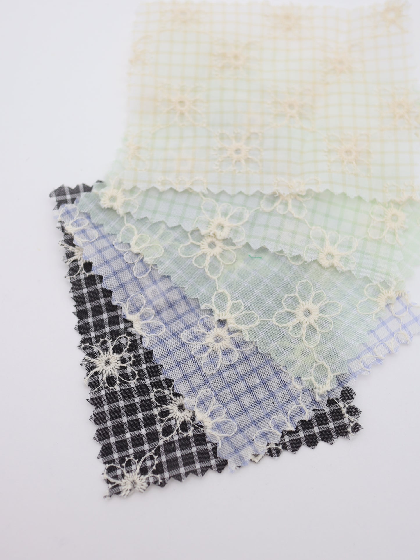 先染めチェック×精密フラワー刺繍ボイル生地｜【生地幅】約139センチ 【混率】ポリエステル100％｜ドッグウェア・春夏ブラウス・装飾オーバースカート向け