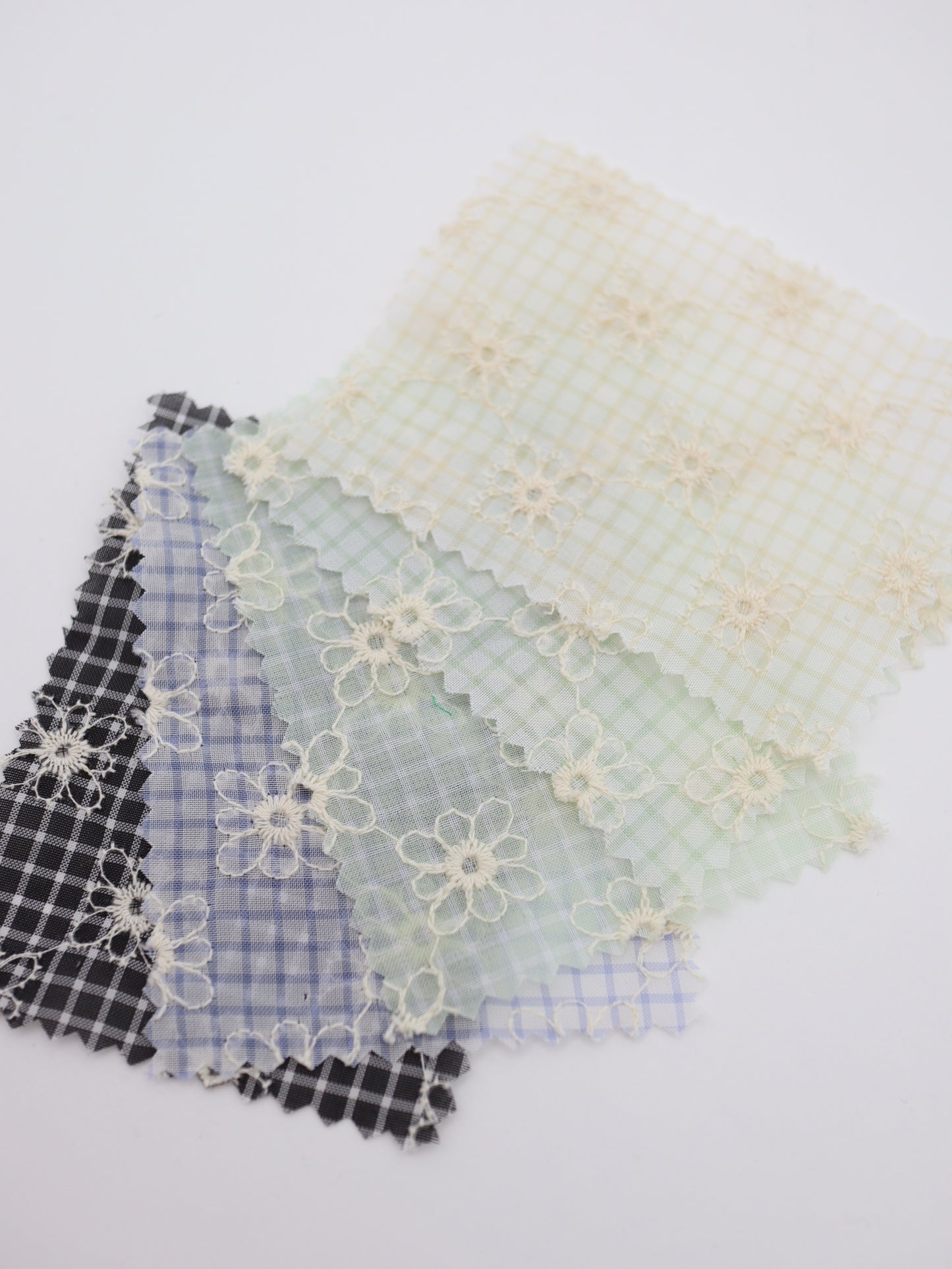 先染めチェック×精密フラワー刺繍ボイル生地｜【生地幅】約139センチ 【混率】ポリエステル100％｜ドッグウェア・春夏ブラウス・装飾オーバースカート向け