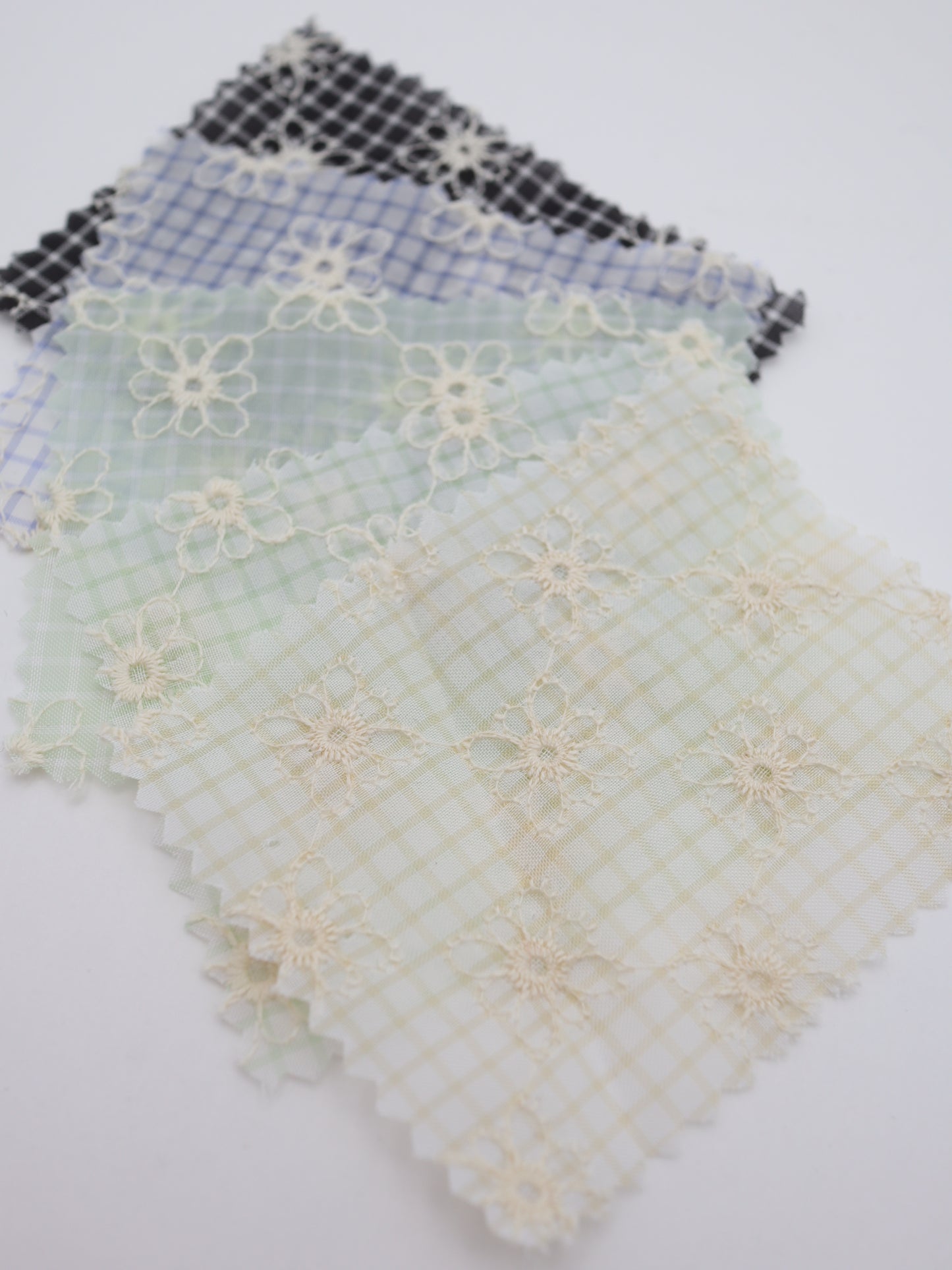先染めチェック×精密フラワー刺繍ボイル生地｜【生地幅】約139センチ 【混率】ポリエステル100％｜ドッグウェア・春夏ブラウス・装飾オーバースカート向け