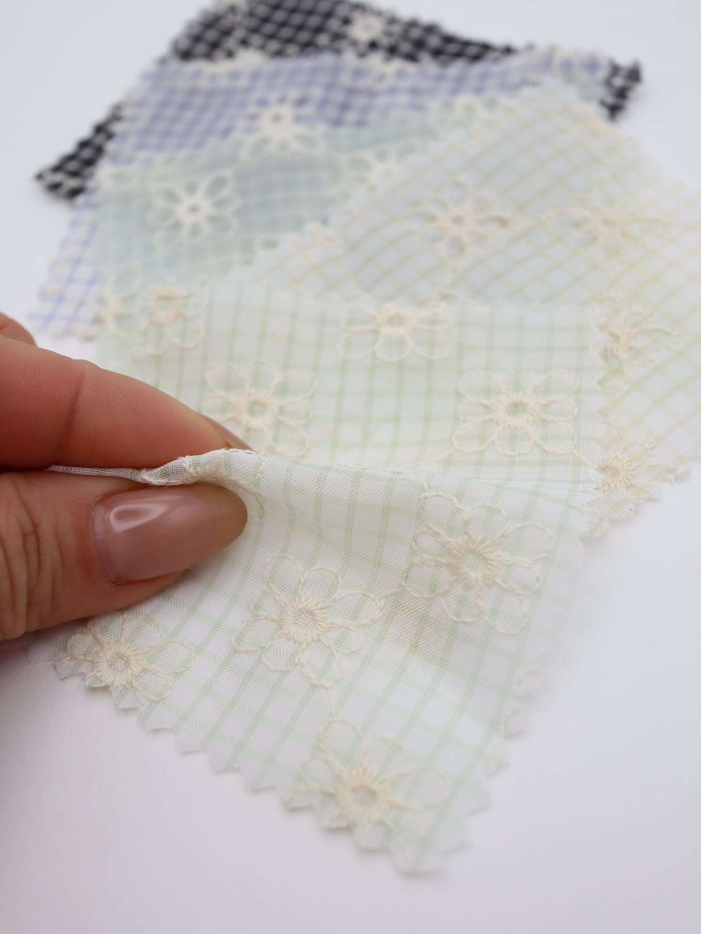 先染めチェック×精密フラワー刺繍ボイル生地｜【生地幅】約139センチ 【混率】ポリエステル100％｜ドッグウェア・春夏ブラウス・装飾オーバースカート向け