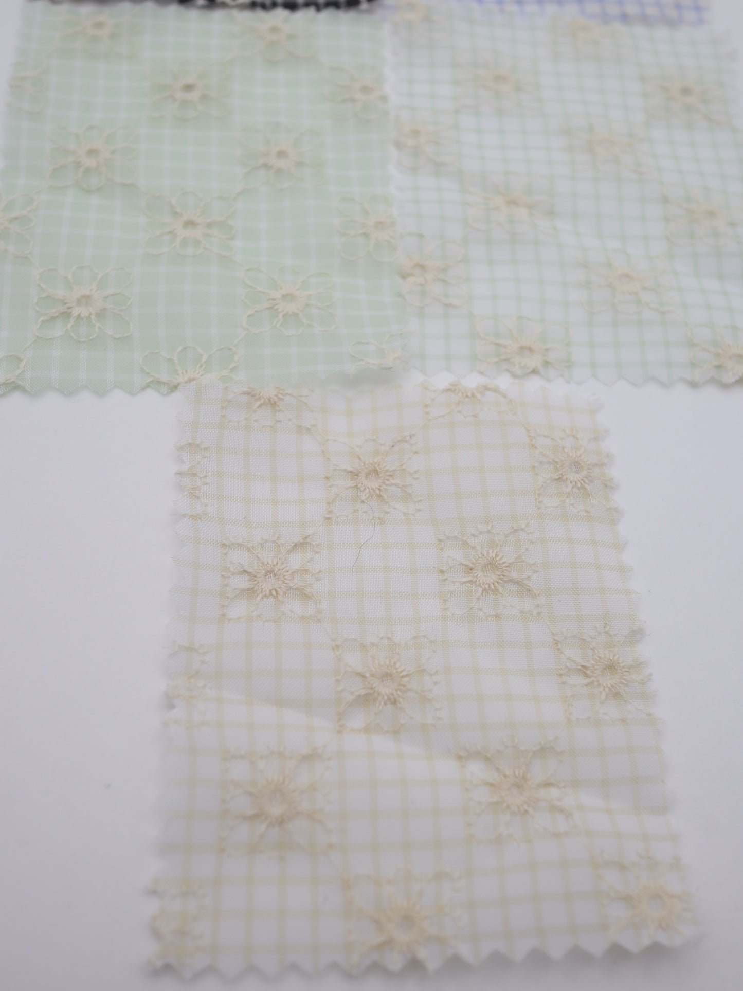 先染めチェック×精密フラワー刺繍ボイル生地｜【生地幅】約139センチ 【混率】ポリエステル100％｜ドッグウェア・春夏ブラウス・装飾オーバースカート向け