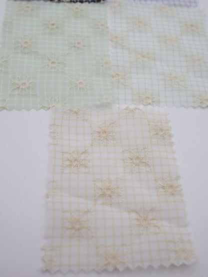 先染めチェック×精密フラワー刺繍ボイル生地｜【生地幅】約139センチ 【混率】ポリエステル100％｜ドッグウェア・春夏ブラウス・装飾オーバースカート向け