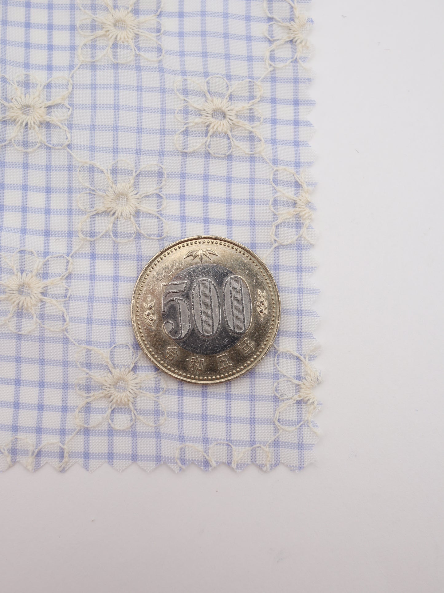 先染めチェック×精密フラワー刺繍ボイル生地｜【生地幅】約139センチ 【混率】ポリエステル100％｜ドッグウェア・春夏ブラウス・装飾オーバースカート向け