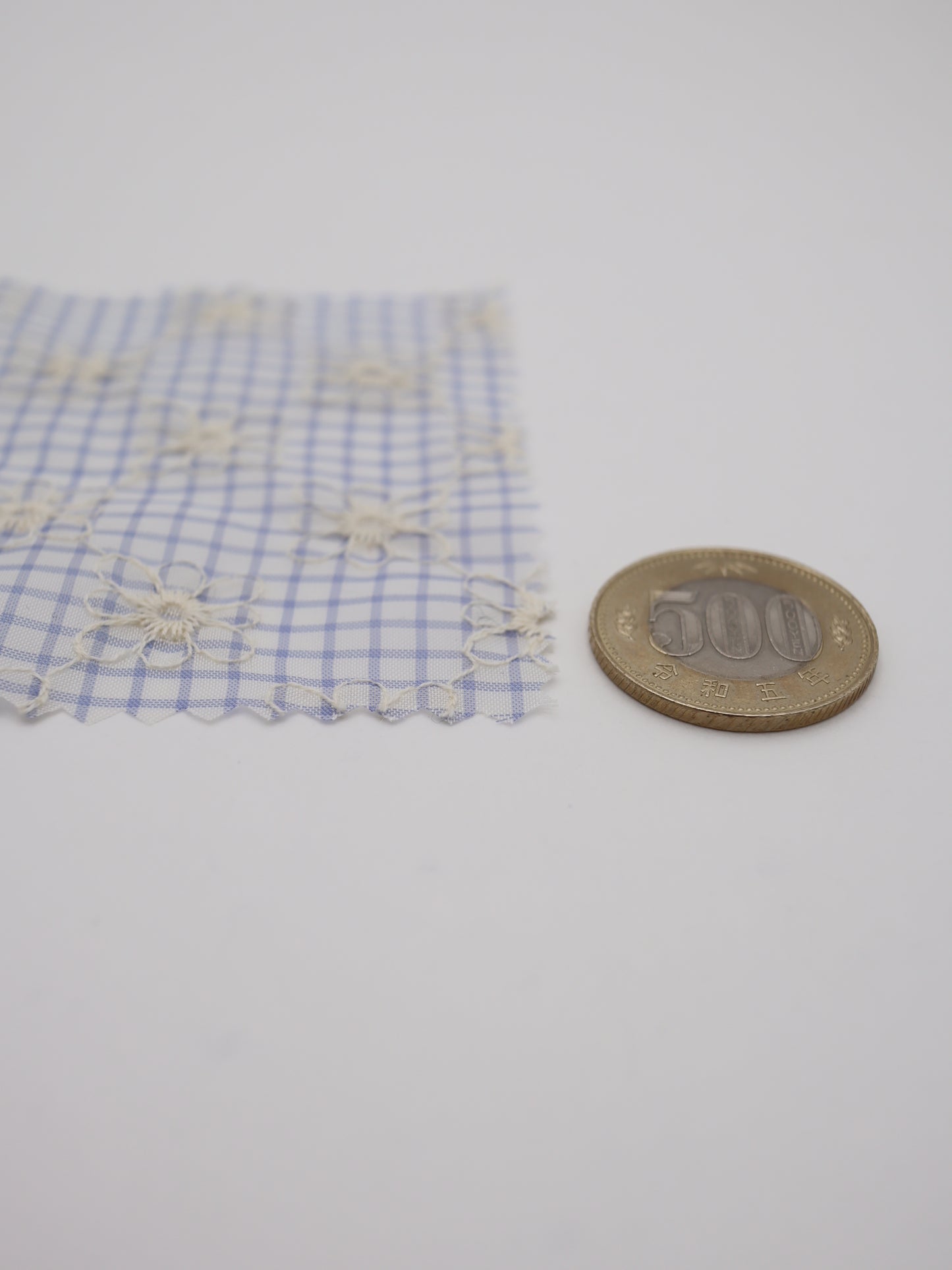 先染めチェック×精密フラワー刺繍ボイル生地｜【生地幅】約139センチ 【混率】ポリエステル100％｜ドッグウェア・春夏ブラウス・装飾オーバースカート向け