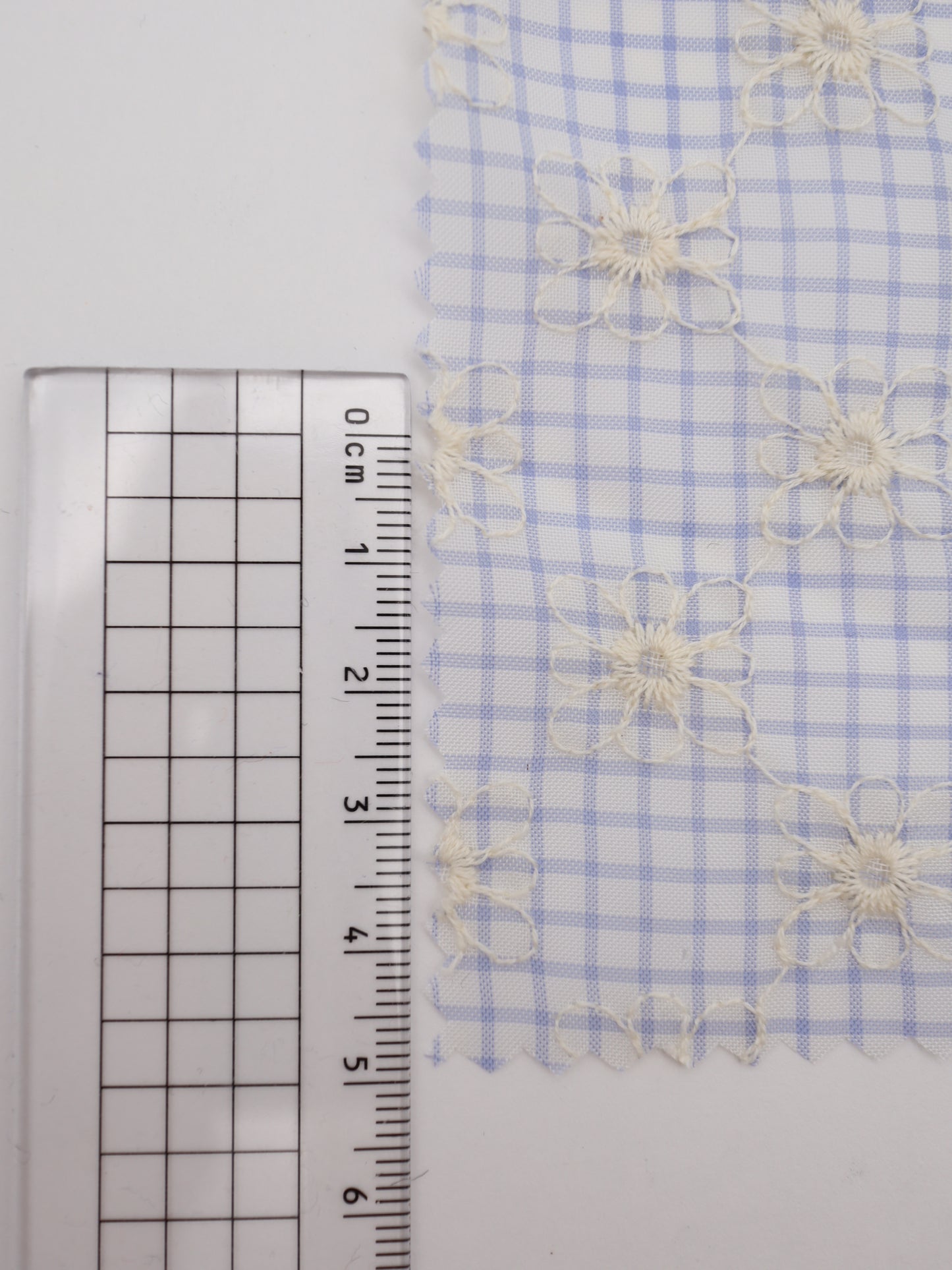 先染めチェック×精密フラワー刺繍ボイル生地｜【生地幅】約139センチ 【混率】ポリエステル100％｜ドッグウェア・春夏ブラウス・装飾オーバースカート向け
