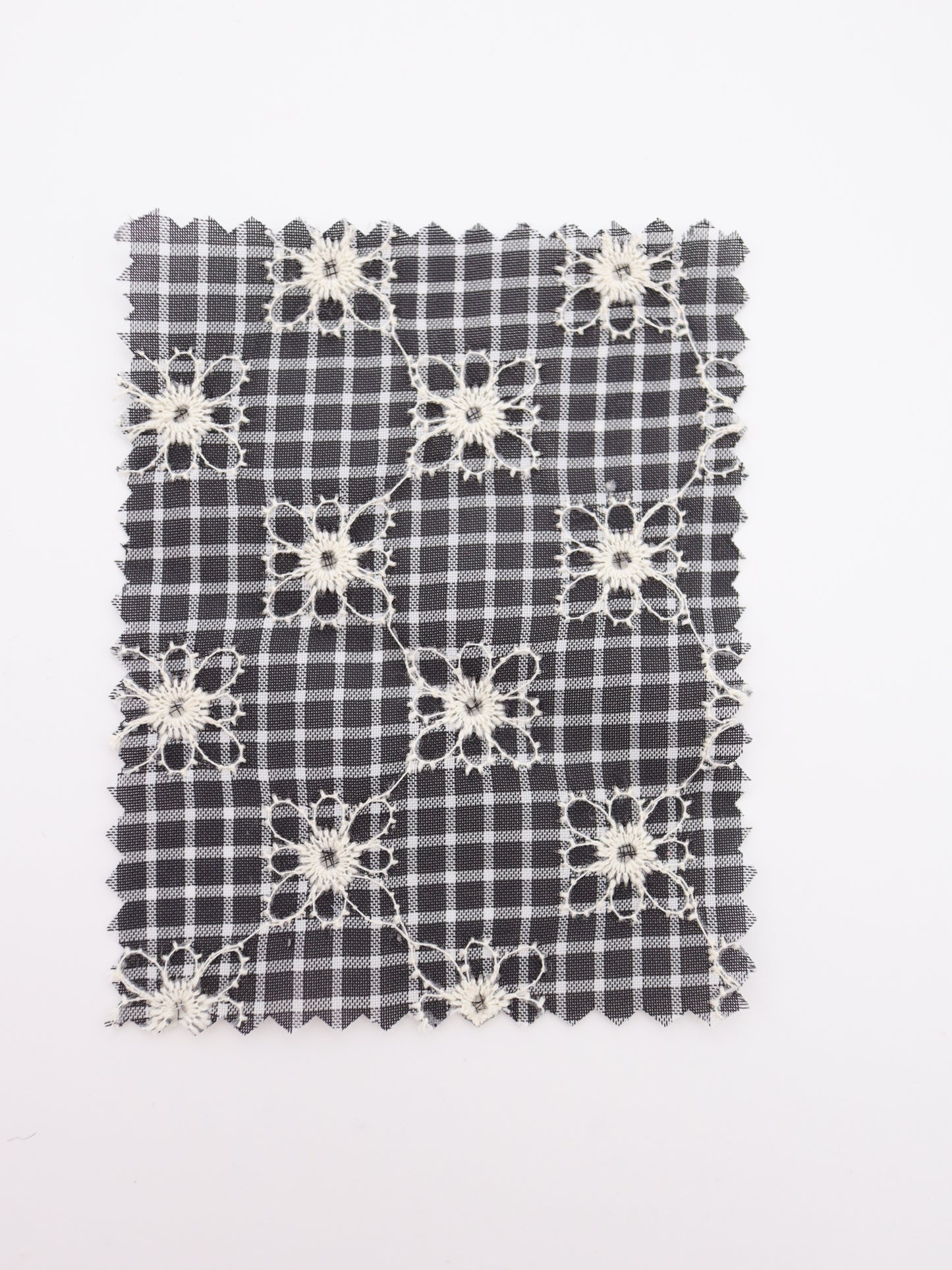 先染めチェック×精密フラワー刺繍ボイル生地｜【生地幅】約139センチ 【混率】ポリエステル100％｜ドッグウェア・春夏ブラウス・装飾オーバースカート向け