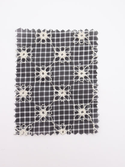 先染めチェック×精密フラワー刺繍ボイル生地｜【生地幅】約139センチ 【混率】ポリエステル100％｜ドッグウェア・春夏ブラウス・装飾オーバースカート向け