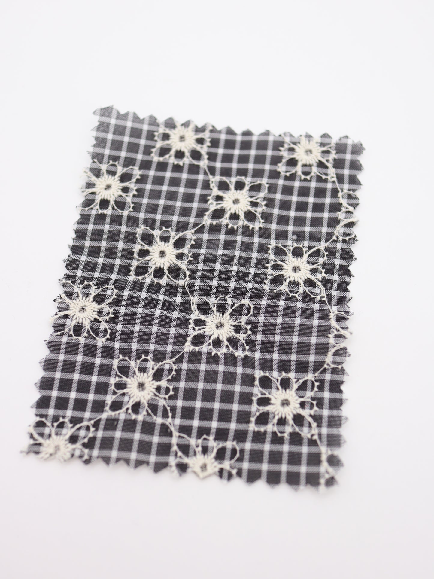 先染めチェック×精密フラワー刺繍ボイル生地｜【生地幅】約139センチ 【混率】ポリエステル100％｜ドッグウェア・春夏ブラウス・装飾オーバースカート向け