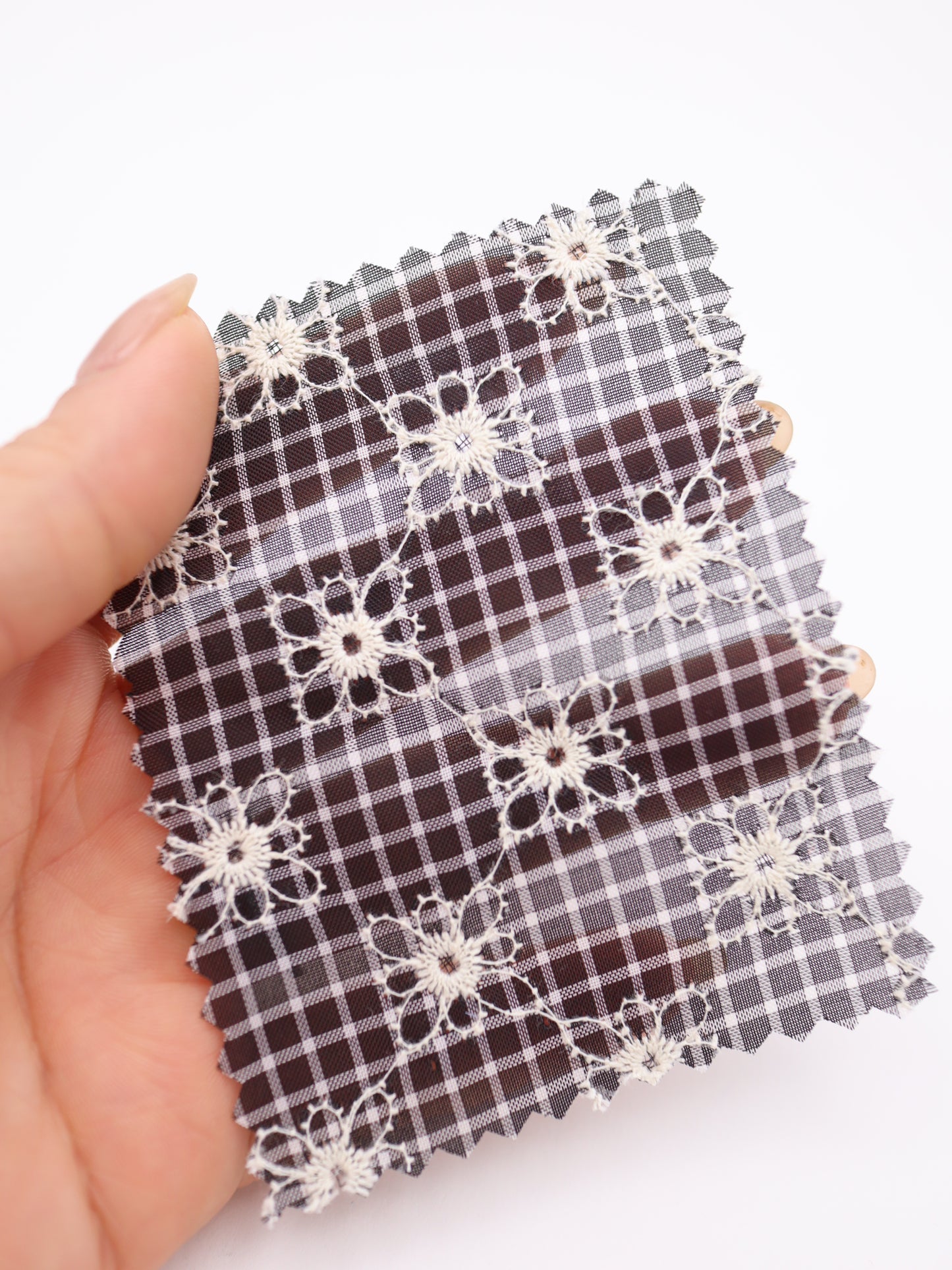先染めチェック×精密フラワー刺繍ボイル生地｜【生地幅】約139センチ 【混率】ポリエステル100％｜ドッグウェア・春夏ブラウス・装飾オーバースカート向け