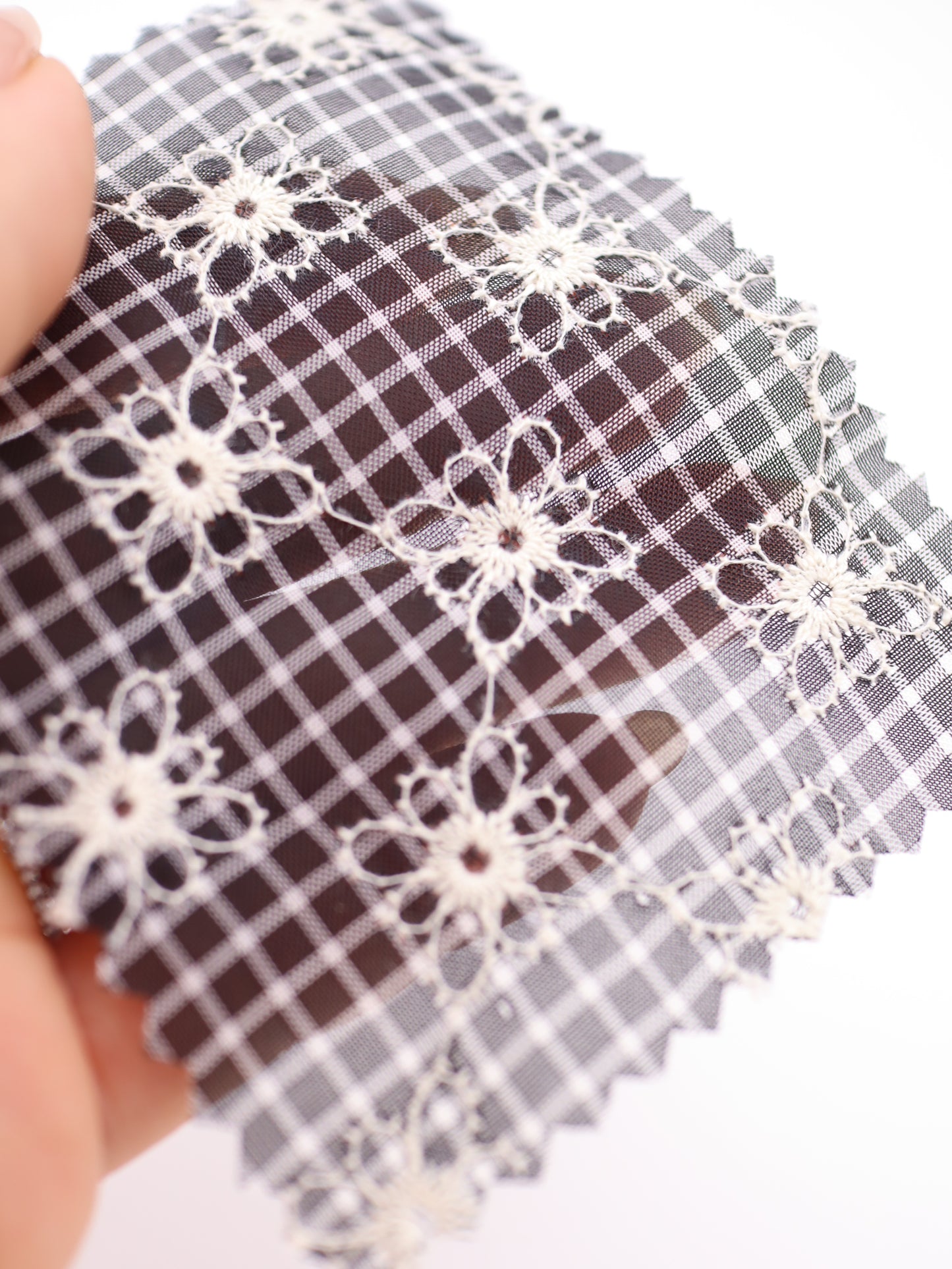 先染めチェック×精密フラワー刺繍ボイル生地｜【生地幅】約139センチ 【混率】ポリエステル100％｜ドッグウェア・春夏ブラウス・装飾オーバースカート向け