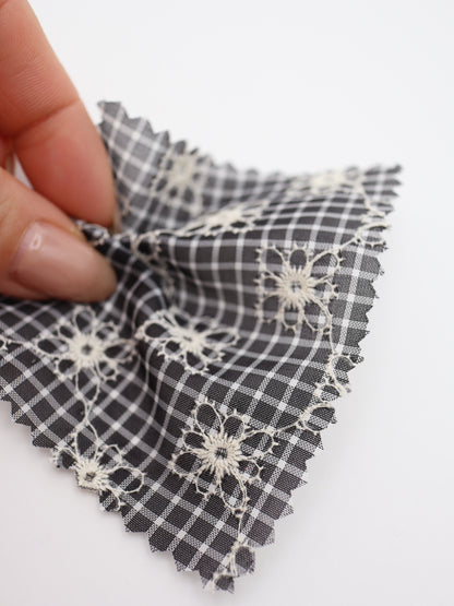 先染めチェック×精密フラワー刺繍ボイル生地｜【生地幅】約139センチ 【混率】ポリエステル100％｜ドッグウェア・春夏ブラウス・装飾オーバースカート向け