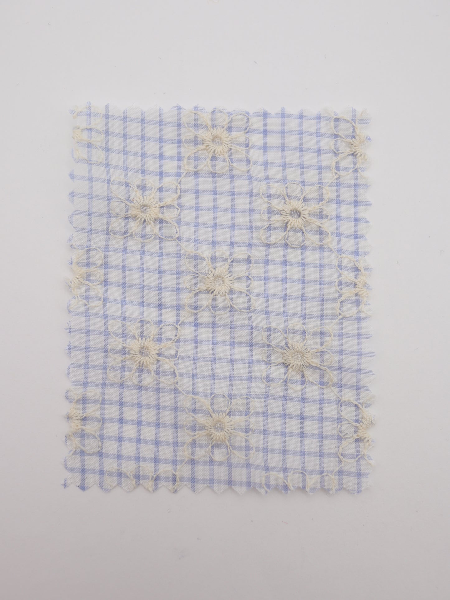 先染めチェック×精密フラワー刺繍ボイル生地｜【生地幅】約139センチ 【混率】ポリエステル100％｜ドッグウェア・春夏ブラウス・装飾オーバースカート向け