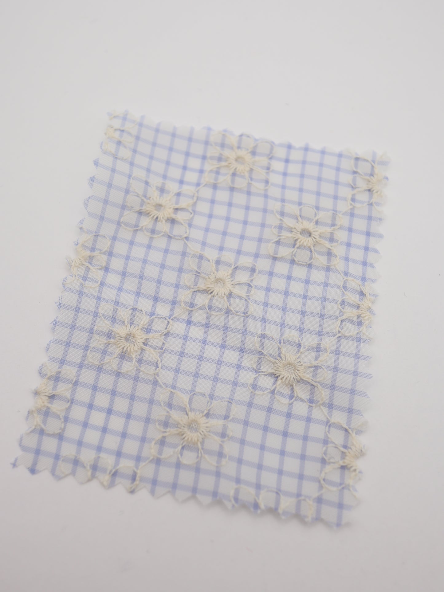 先染めチェック×精密フラワー刺繍ボイル生地｜【生地幅】約139センチ 【混率】ポリエステル100％｜ドッグウェア・春夏ブラウス・装飾オーバースカート向け