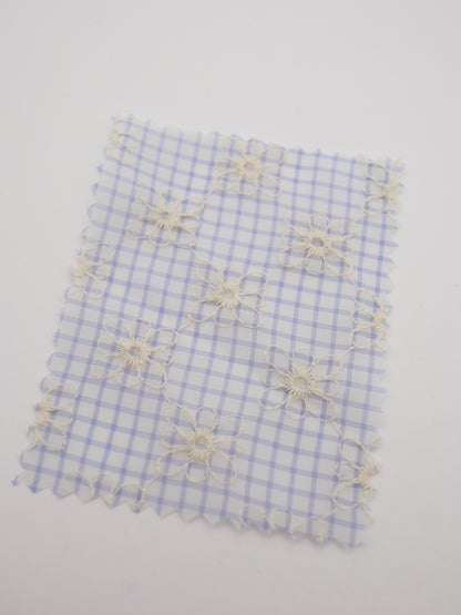 先染めチェック×精密フラワー刺繍ボイル生地｜【生地幅】約139センチ 【混率】ポリエステル100％｜ドッグウェア・春夏ブラウス・装飾オーバースカート向け