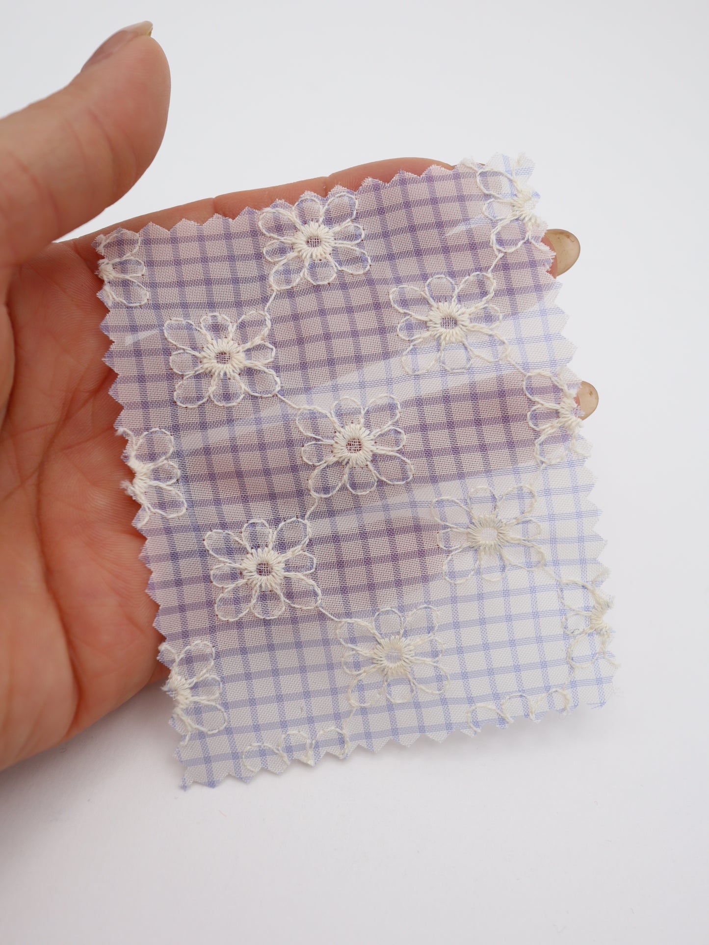 先染めチェック×精密フラワー刺繍ボイル生地｜【生地幅】約139センチ 【混率】ポリエステル100％｜ドッグウェア・春夏ブラウス・装飾オーバースカート向け