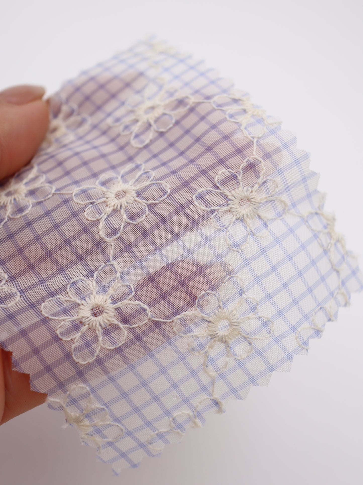 先染めチェック×精密フラワー刺繍ボイル生地｜【生地幅】約139センチ 【混率】ポリエステル100％｜ドッグウェア・春夏ブラウス・装飾オーバースカート向け