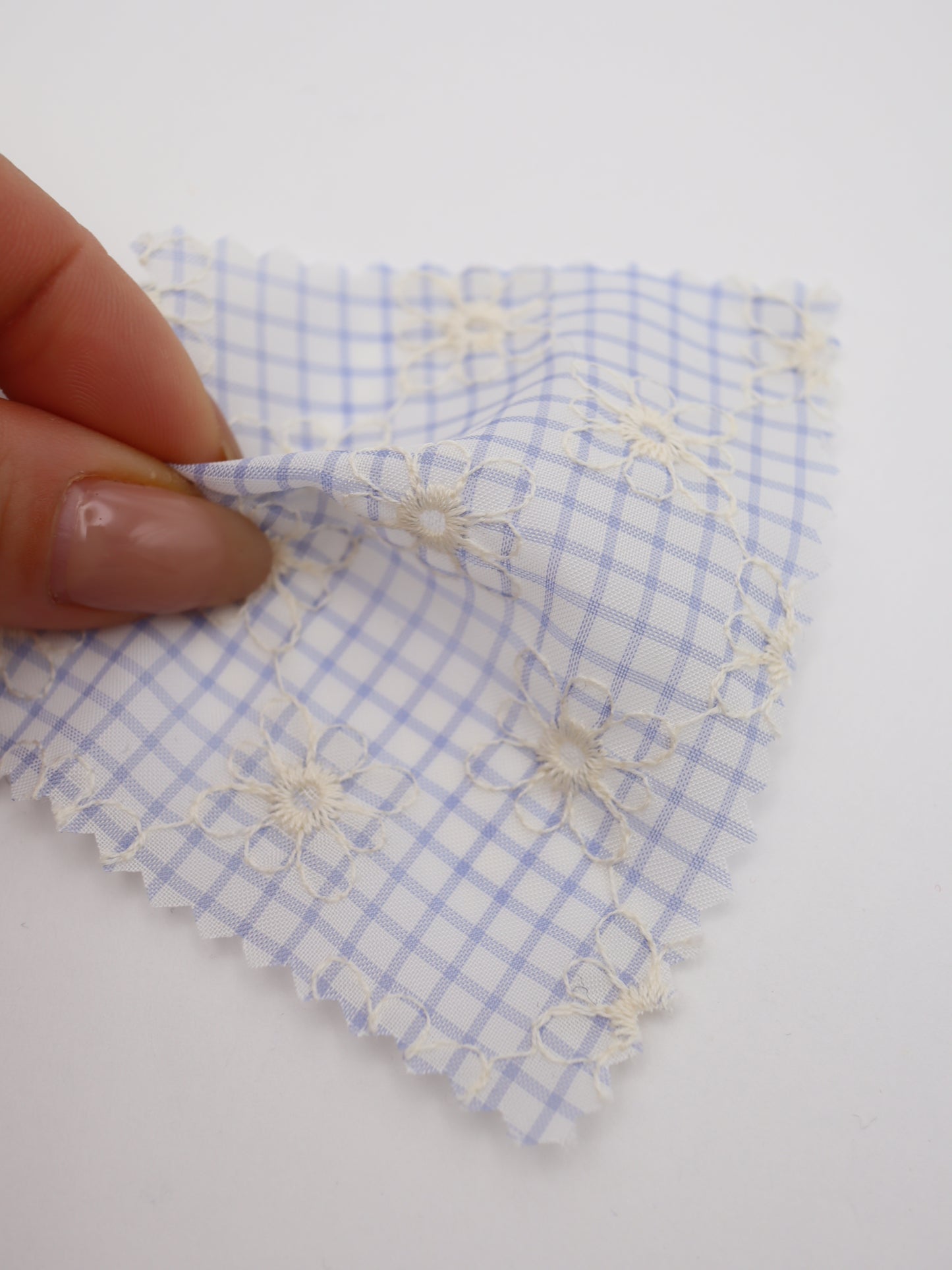 先染めチェック×精密フラワー刺繍ボイル生地｜【生地幅】約139センチ 【混率】ポリエステル100％｜ドッグウェア・春夏ブラウス・装飾オーバースカート向け