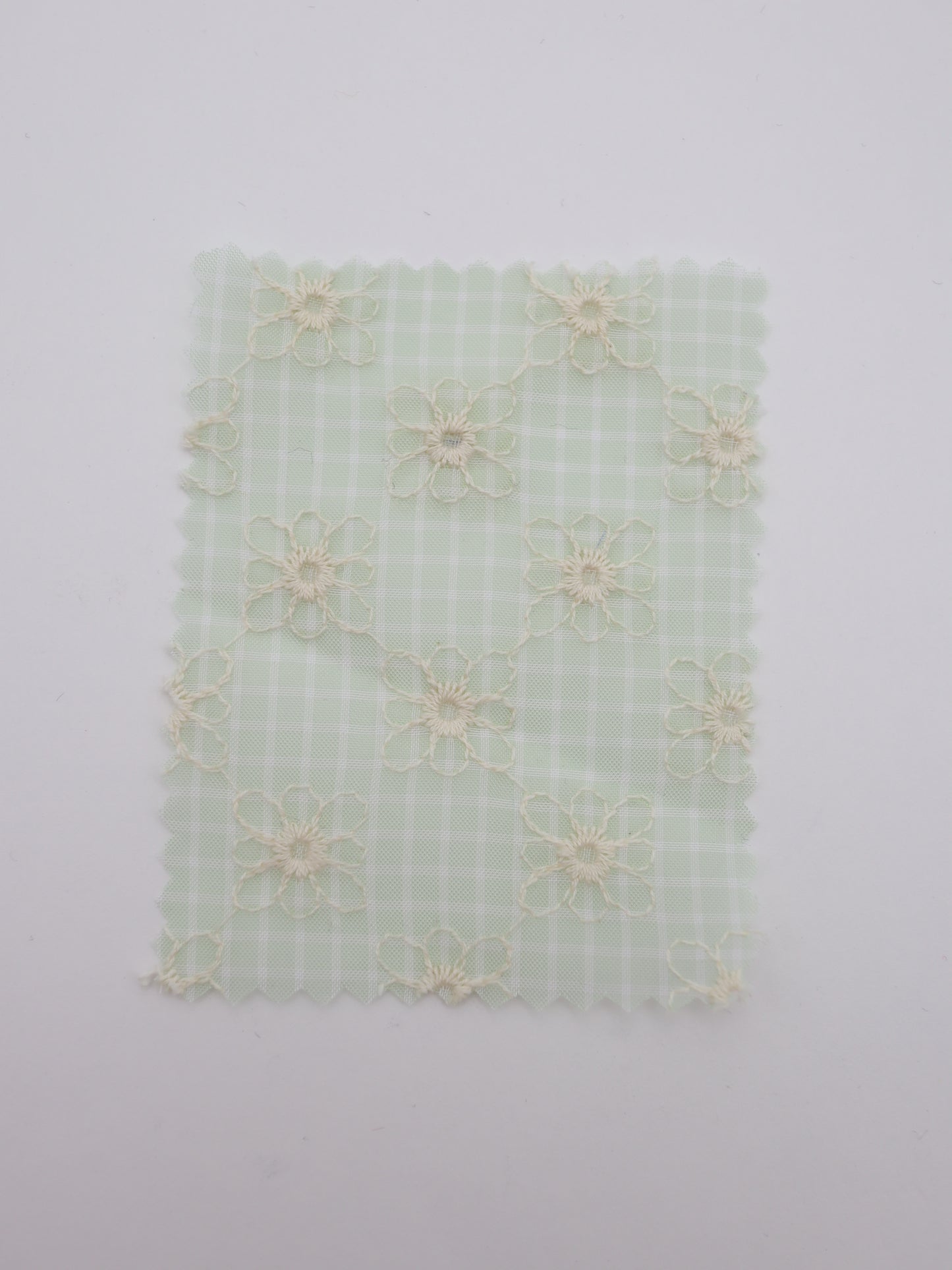 先染めチェック×精密フラワー刺繍ボイル生地｜【生地幅】約139センチ 【混率】ポリエステル100％｜ドッグウェア・春夏ブラウス・装飾オーバースカート向け