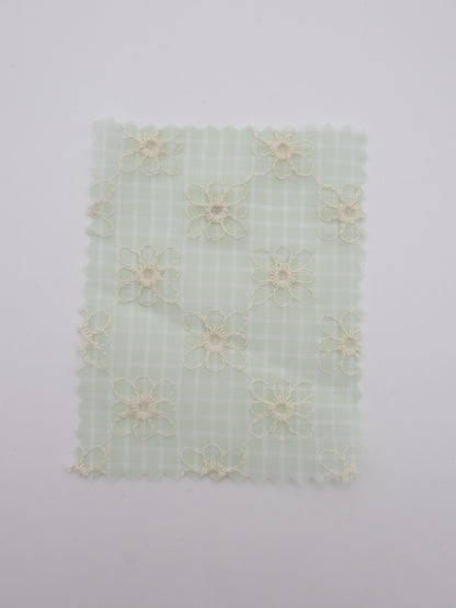 先染めチェック×精密フラワー刺繍ボイル生地｜【生地幅】約139センチ 【混率】ポリエステル100％｜ドッグウェア・春夏ブラウス・装飾オーバースカート向け
