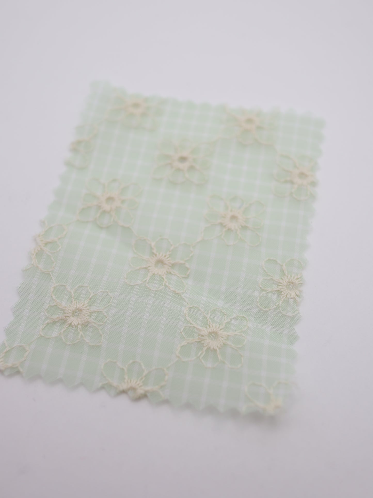 先染めチェック×精密フラワー刺繍ボイル生地｜【生地幅】約139センチ 【混率】ポリエステル100％｜ドッグウェア・春夏ブラウス・装飾オーバースカート向け