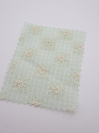 先染めチェック×精密フラワー刺繍ボイル生地｜【生地幅】約139センチ 【混率】ポリエステル100％｜ドッグウェア・春夏ブラウス・装飾オーバースカート向け