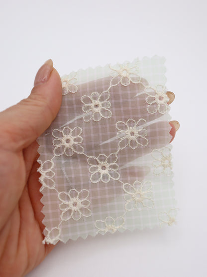 先染めチェック×精密フラワー刺繍ボイル生地｜【生地幅】約139センチ 【混率】ポリエステル100％｜ドッグウェア・春夏ブラウス・装飾オーバースカート向け